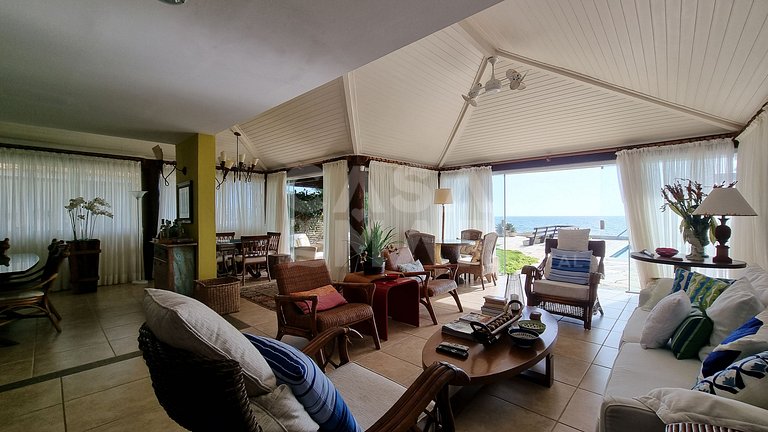 Linda casa com quatro suítes, piscina, pé na areia, em condo