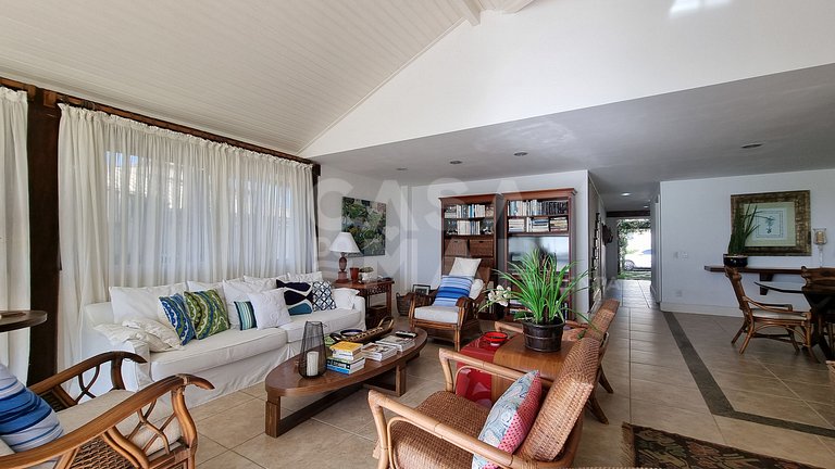Linda casa com quatro suítes, piscina, pé na areia, em condo