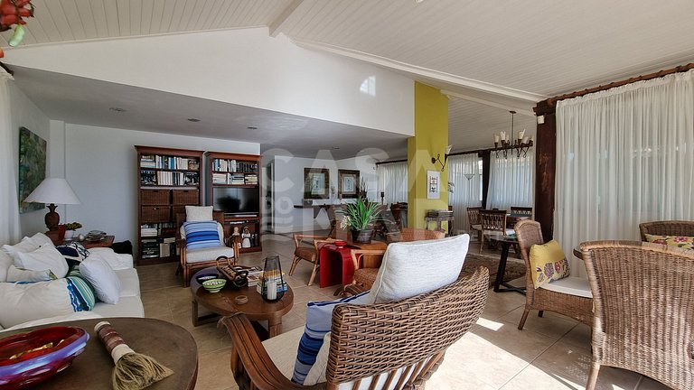 Linda casa com quatro suítes, piscina, pé na areia, em condo