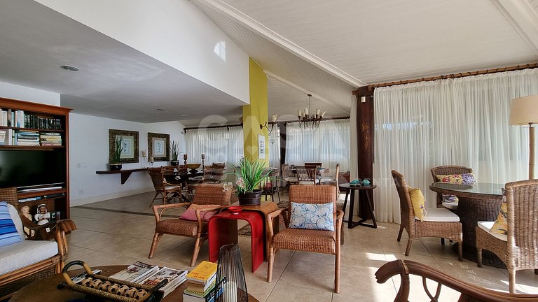 Beautiful house with four suites, swimming pool, right on th