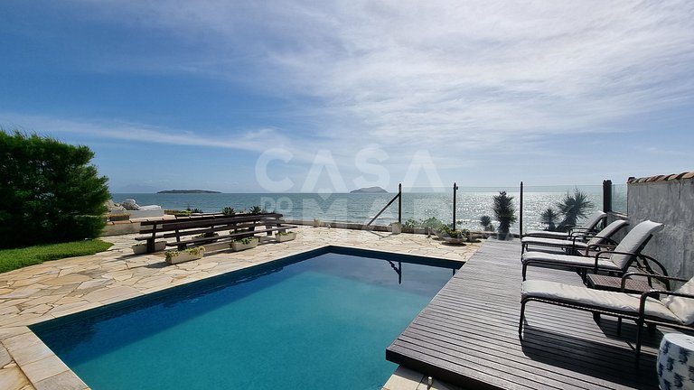 Linda casa com quatro suítes, piscina, pé na areia, em condo