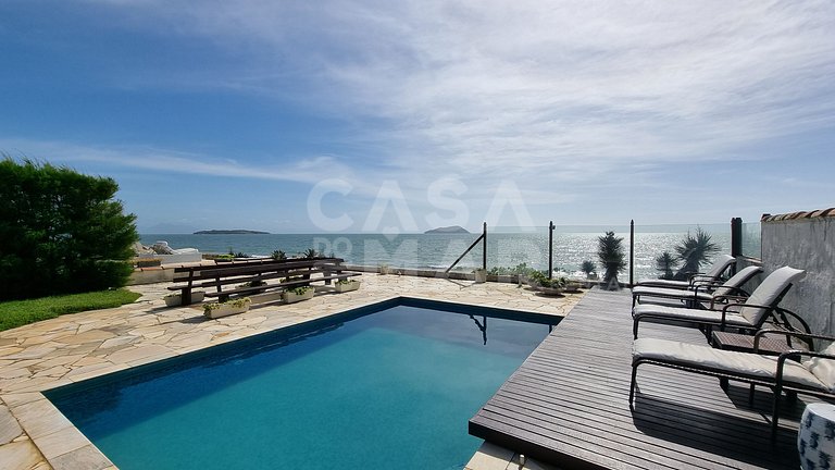 Linda casa com quatro suítes, piscina, pé na areia, em condo