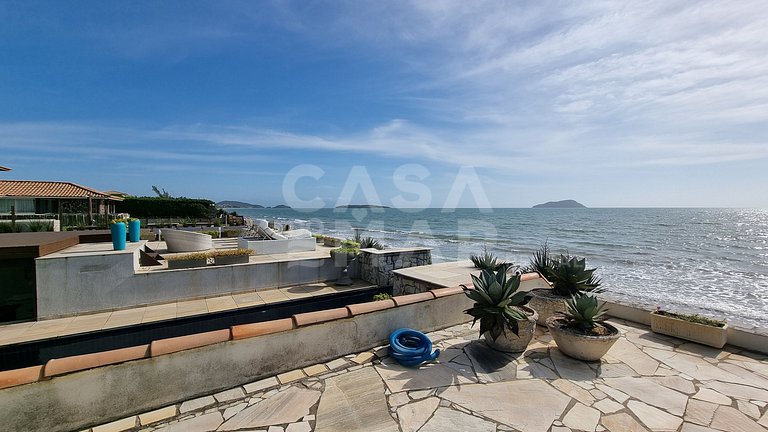 Linda casa com quatro suítes, piscina, pé na areia, em condo
