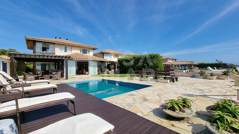 Beautiful house with four suites, swimming pool, right on th