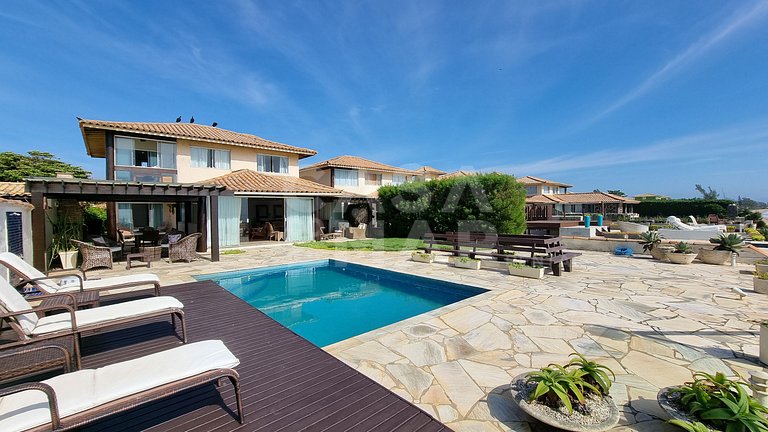 Beautiful house with four suites, swimming pool, right on th