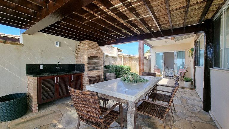 Linda casa com quatro suítes, piscina, pé na areia, em condo