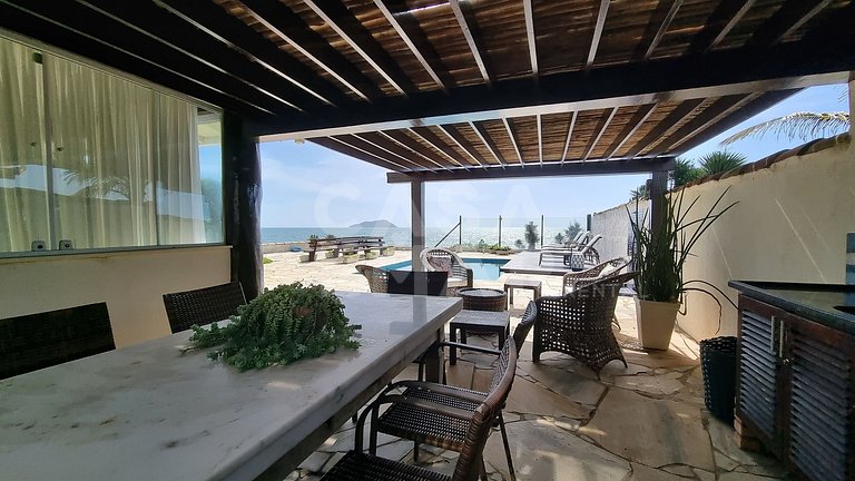 Beautiful house with four suites, swimming pool, right on th