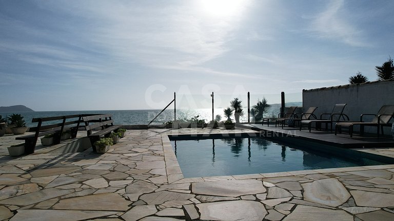 Linda casa com quatro suítes, piscina, pé na areia, em condo