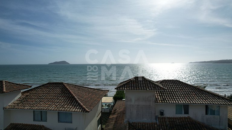 Linda casa com quatro suítes, piscina, pé na areia, em condo