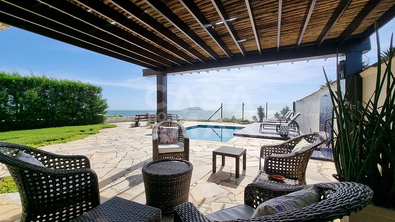 Linda casa com quatro suítes, piscina, pé na areia, em condo