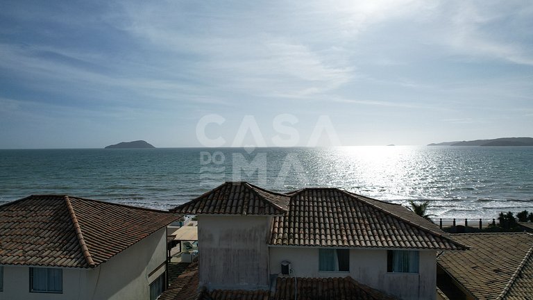 Linda casa com quatro suítes, piscina, pé na areia, em condo