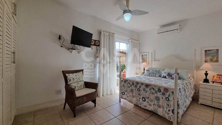 Linda casa com quatro suítes, piscina, pé na areia, em condo