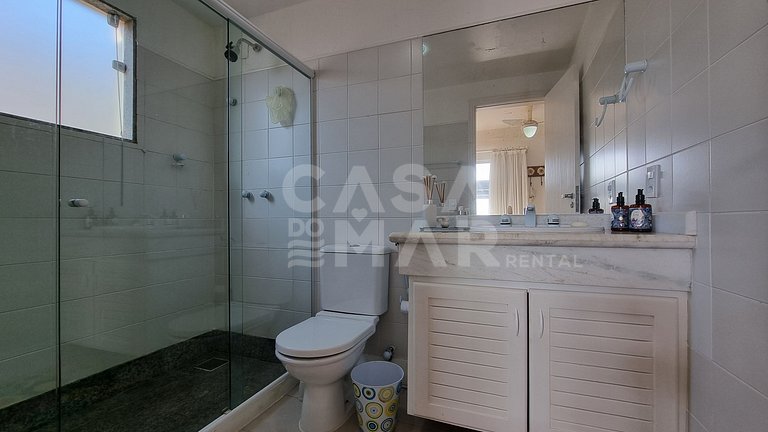 Beautiful house with four suites, swimming pool, right on th