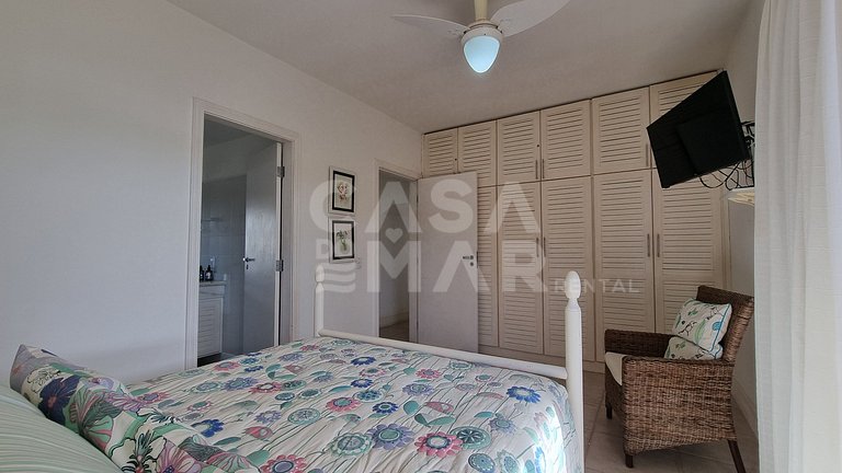 Linda casa com quatro suítes, piscina, pé na areia, em condo
