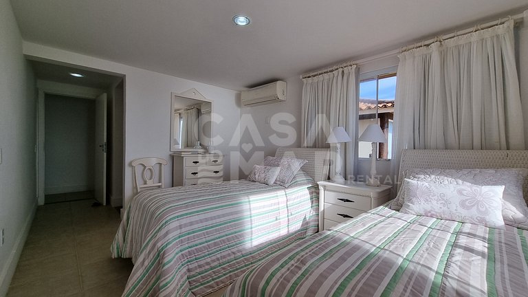 Beautiful house with four suites, swimming pool, right on th