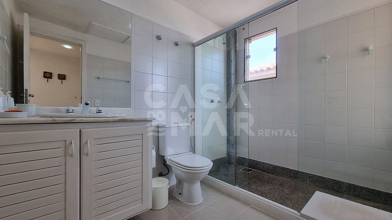 Linda casa com quatro suítes, piscina, pé na areia, em condo