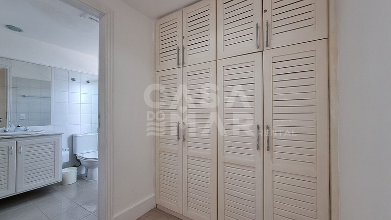 Beautiful house with four suites, swimming pool, right on th
