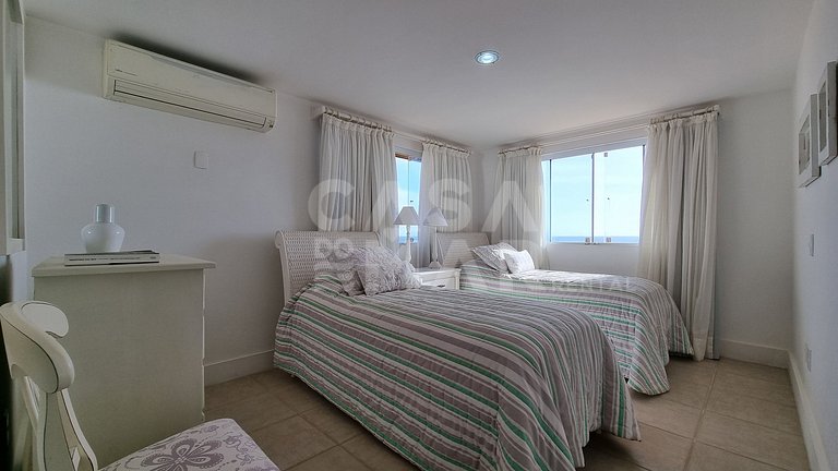 Linda casa com quatro suítes, piscina, pé na areia, em condo
