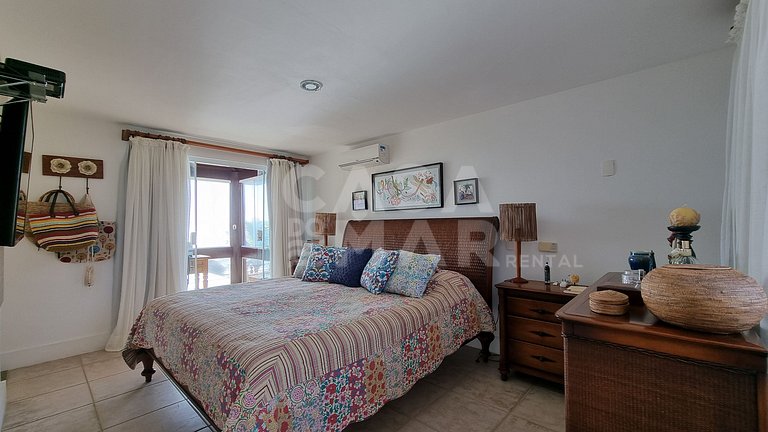 Linda casa com quatro suítes, piscina, pé na areia, em condo