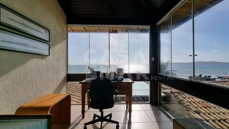 Linda casa com quatro suítes, piscina, pé na areia, em condo