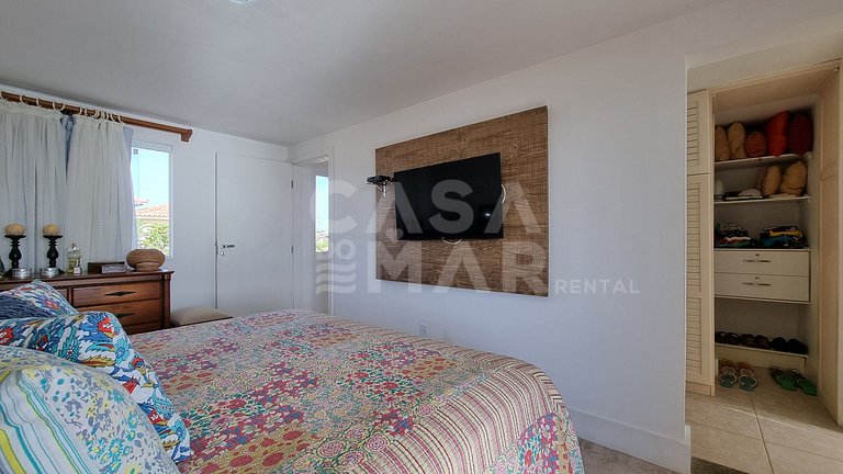 Linda casa com quatro suítes, piscina, pé na areia, em condo