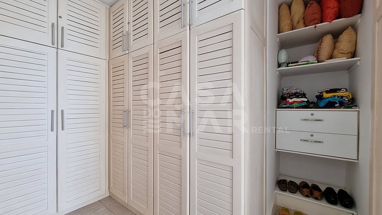 Linda casa com quatro suítes, piscina, pé na areia, em condo