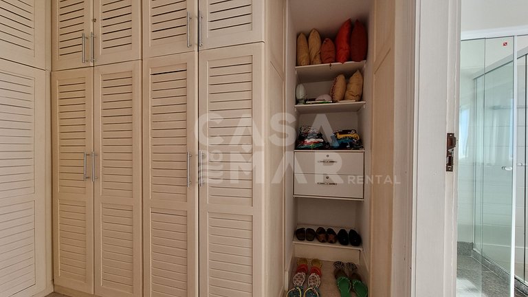 Beautiful house with four suites, swimming pool, right on th