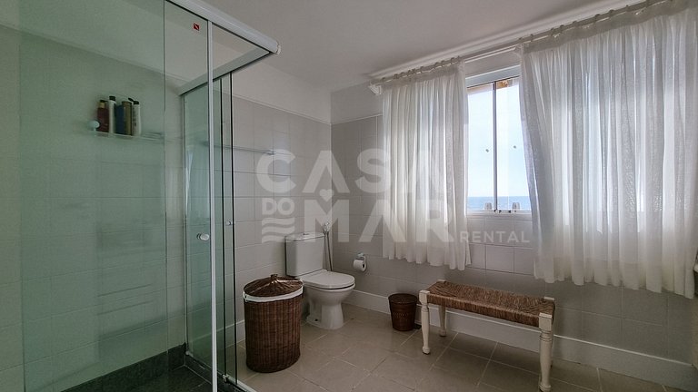 Linda casa com quatro suítes, piscina, pé na areia, em condo