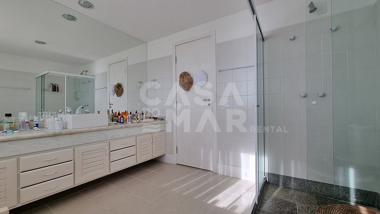 Linda casa com quatro suítes, piscina, pé na areia, em condo