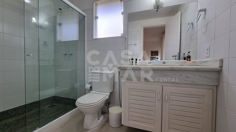 Linda casa com quatro suítes, piscina, pé na areia, em condo