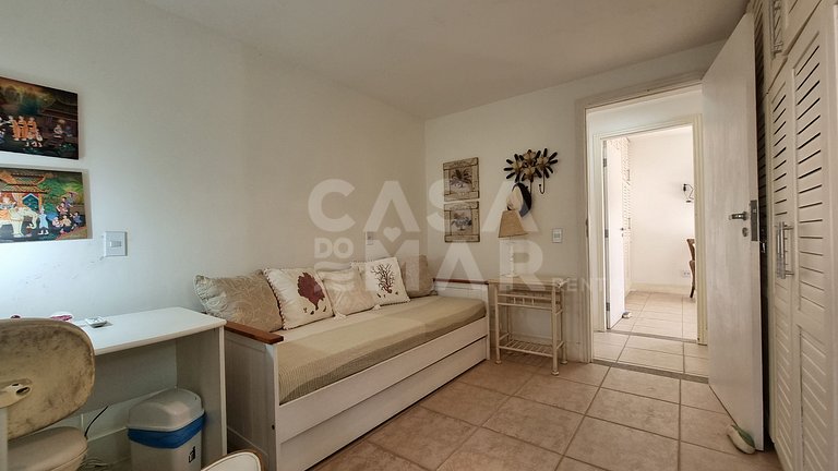 Linda casa com quatro suítes, piscina, pé na areia, em condo