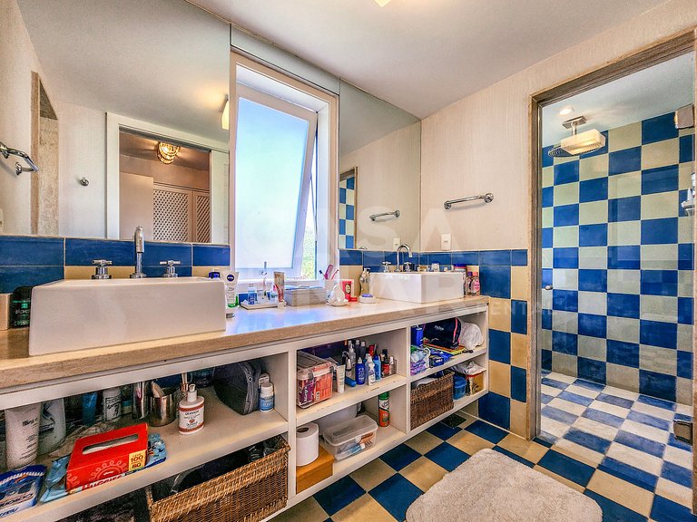 Linda casa com seis amplas suítes, vista fantástica, no cond