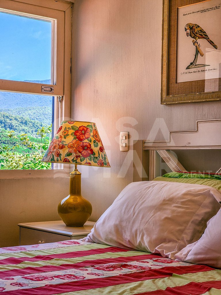 Linda casa com seis amplas suítes, vista fantástica, no cond