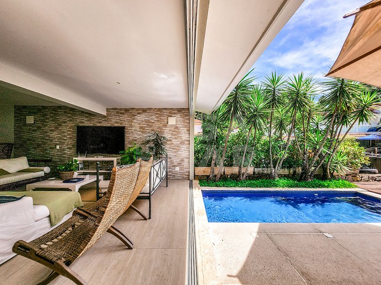 Linda casa com quatro suítes, em condomínio, de frente para