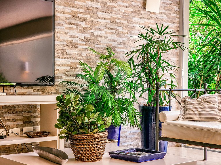 Linda casa com quatro suítes, em condomínio, de frente para