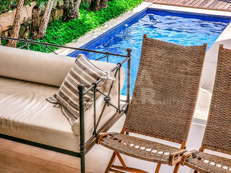 Linda casa com quatro suítes, em condomínio, de frente para