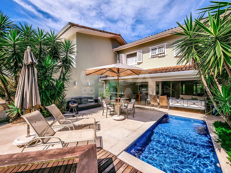 Beautiful house with four suites, in a condominium, facing t