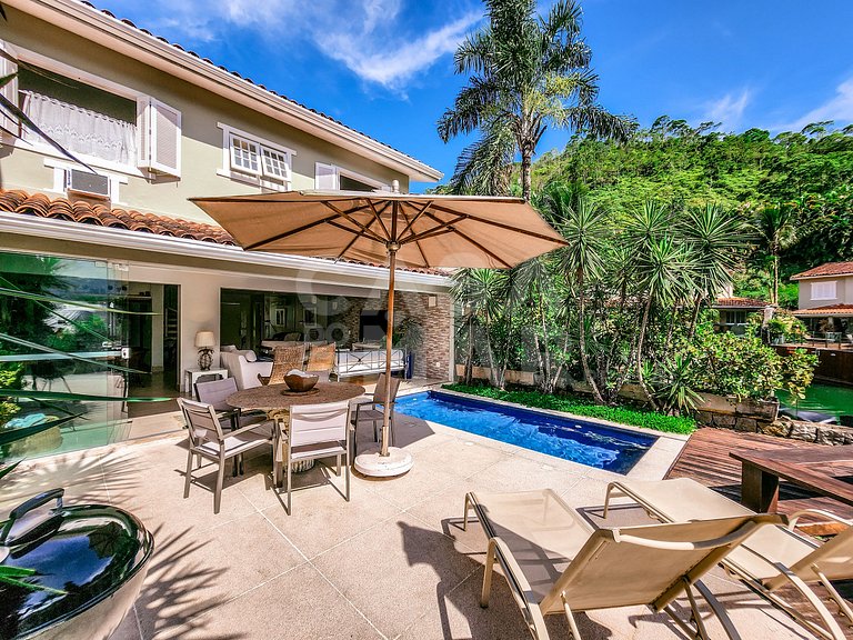 Linda casa com quatro suítes, em condomínio, de frente para