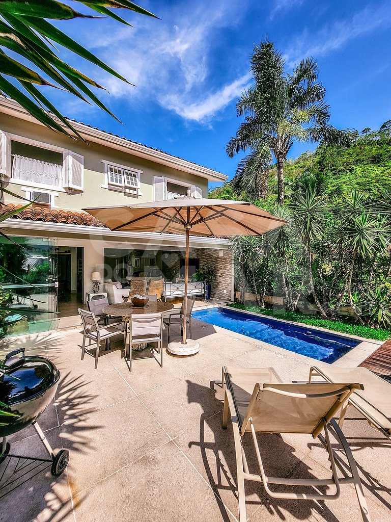 Beautiful house with four suites, in a condominium, facing t