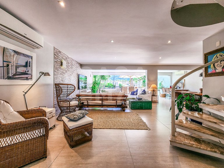 Linda casa com quatro suítes, em condomínio, de frente para