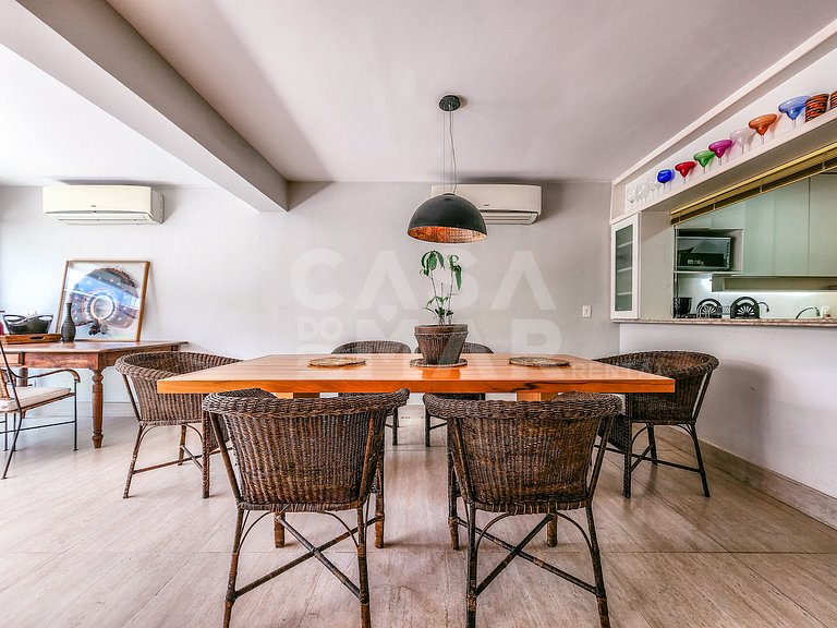 Linda casa com quatro suítes, em condomínio, de frente para