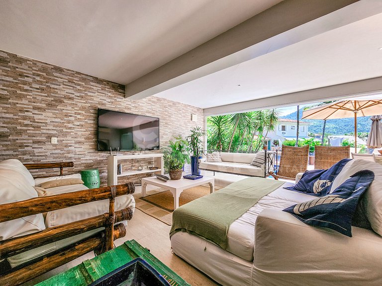 Beautiful house with four suites, in a condominium, facing t