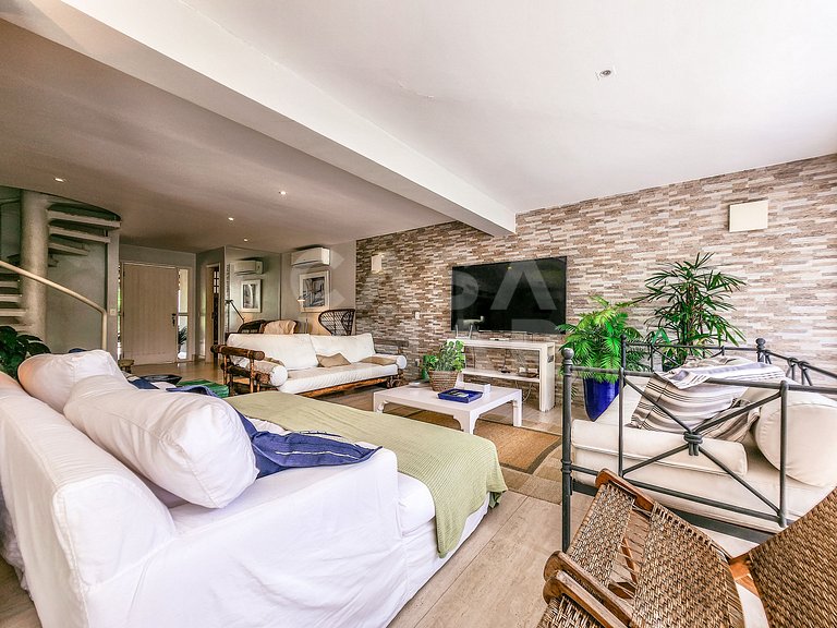 Linda casa com quatro suítes, em condomínio, de frente para