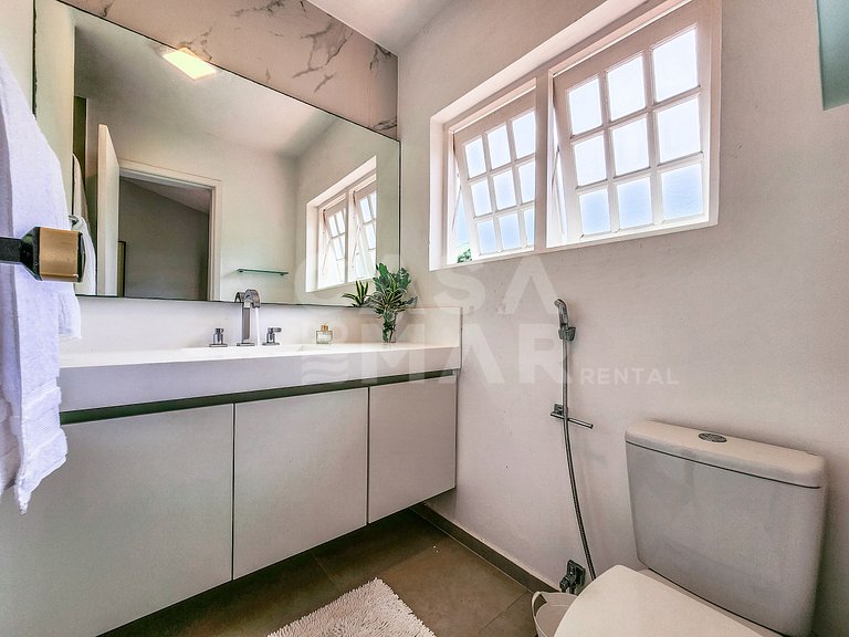 Beautiful house with four suites, in a condominium, facing t