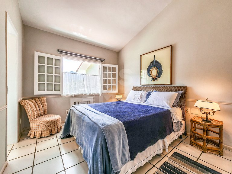 Beautiful house with four suites, in a condominium, facing t