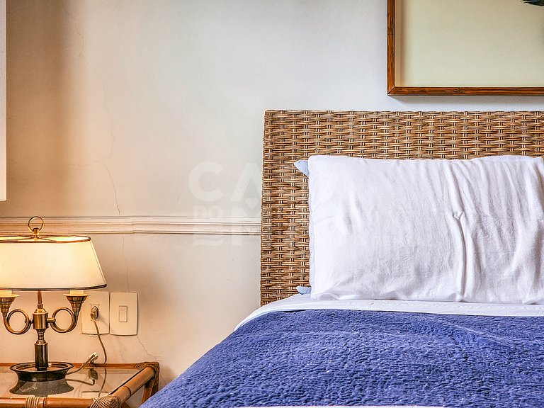 Linda casa com quatro suítes, em condomínio, de frente para