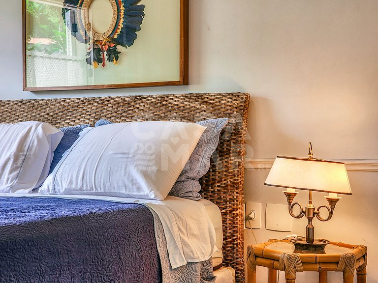 Beautiful house with four suites, in a condominium, facing t