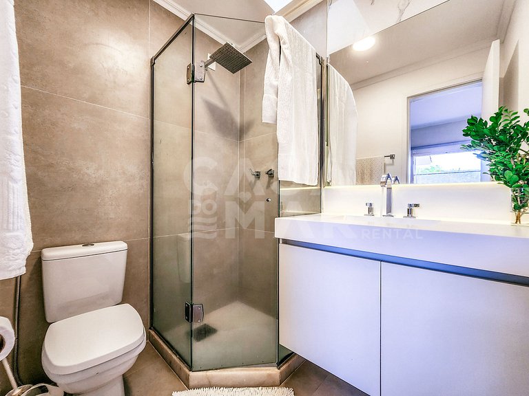 Beautiful house with four suites, in a condominium, facing t