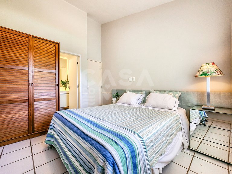 Linda casa com quatro suítes, em condomínio, de frente para