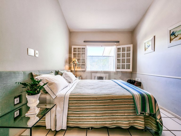 Linda casa com quatro suítes, em condomínio, de frente para